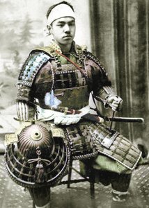 Samuraj ze starého Japonska vyzbrojený celotělovou zbrojí, kolem roku 1880 (ručně kolorovaná fotoalba)